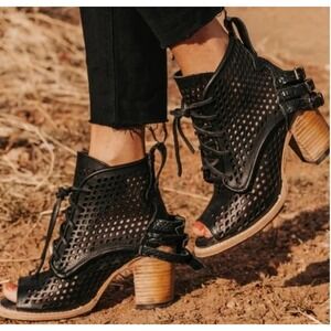 FreeBird Benni Bootie Sandal Size 9 Black Leather Peep Toe Block Heel LaceUp EUC